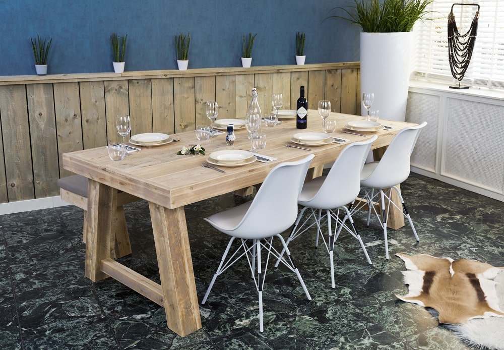 Een gedekte eettafel die afkomstig is uit de luxe houten meubels collectie.